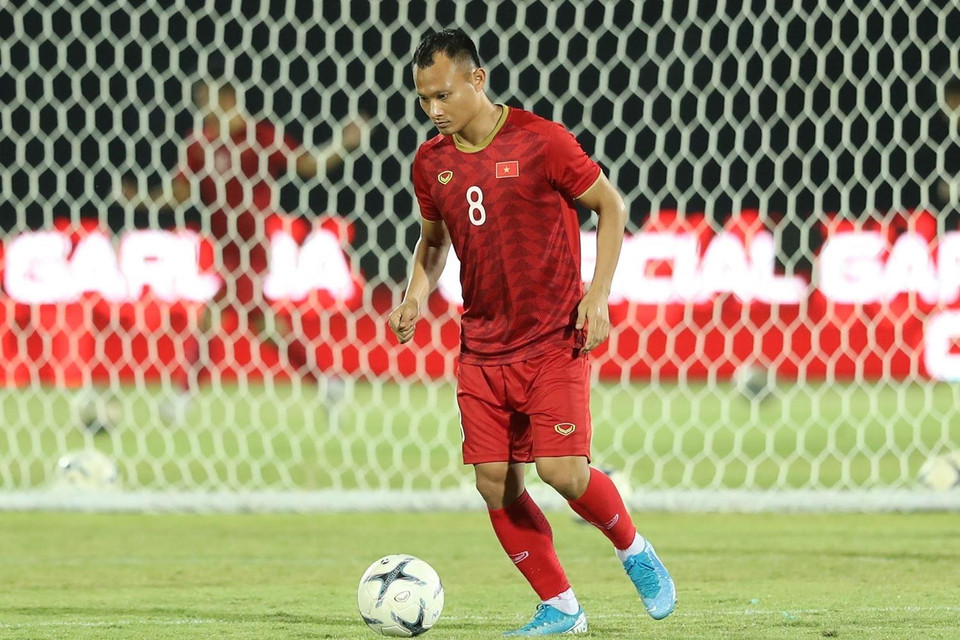 Tiền vệ Nguyễn Trọng Hoàng tập luyện với bóng. (Ảnh: Hoàng Linh/TTXVN)