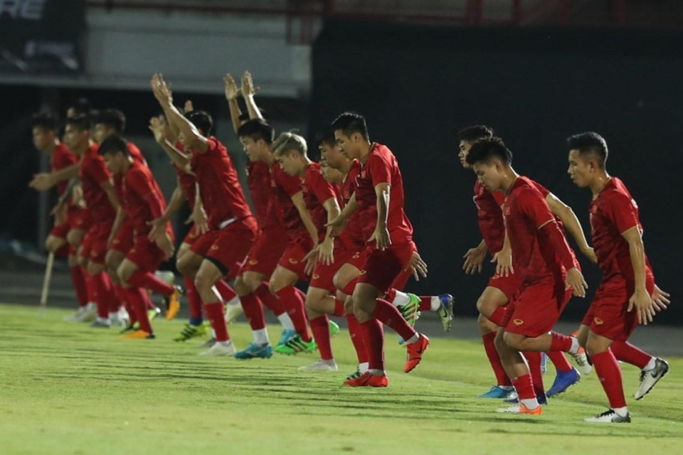 Các tuyển thủ Việt Nam khởi động. (Ảnh: Hoàng Linh/TTXVN)