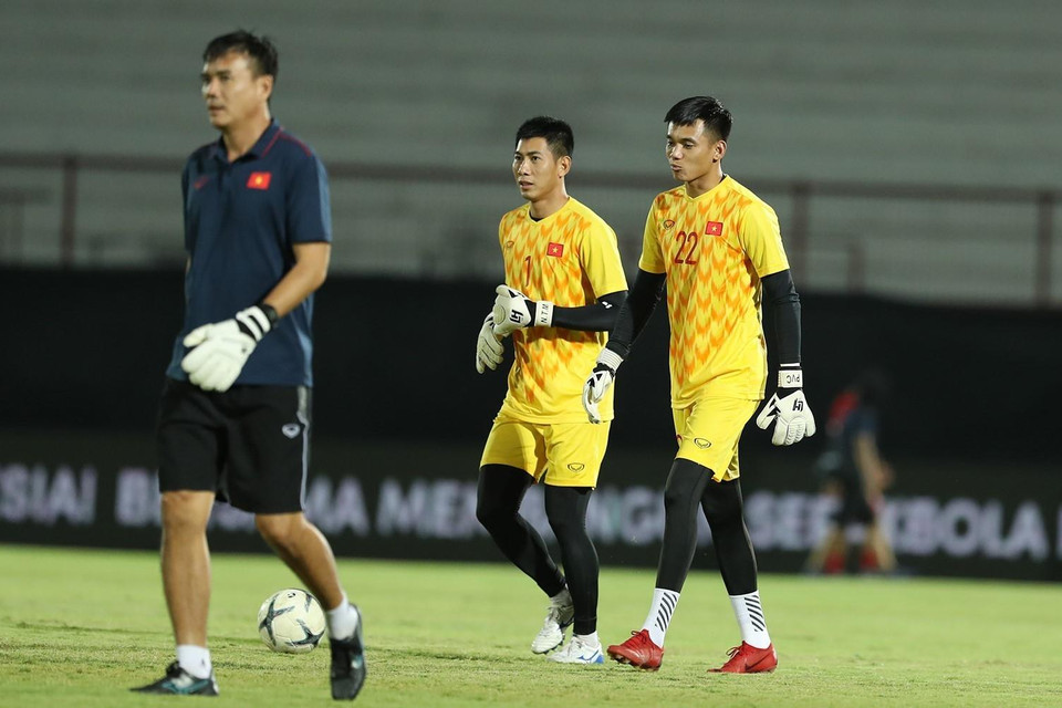 Hai thủ môn Nguyễn Tuấn Mạnh (1) và Phạm Văn Cường (22). (Ảnh: Hoàng Linh/TTXVN)