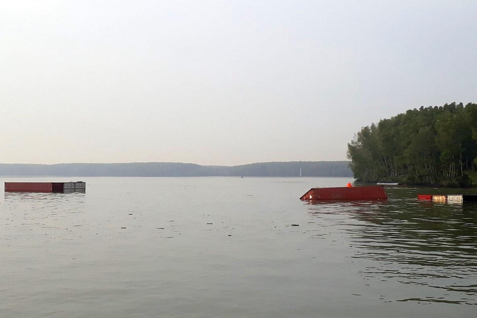 Kiểm tra ban đầu không có dấu hiệu tràn dầu trên sông Lòng Tàu. (Ảnh: TTXVN phát)