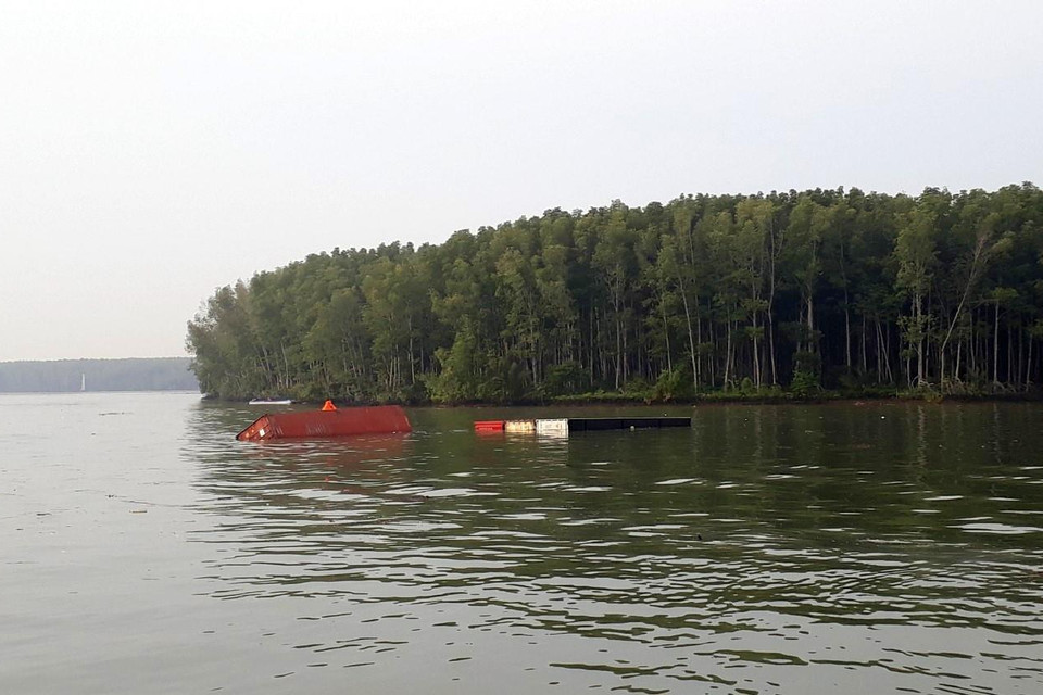 Tàu bị chìm trên sông Lòng Tàu, thuộc khu vực thượng lưu mũi An Thạnh, khu vực phao báo hiệu hàng hải số 28 luồng hàng hải Sài Gòn-Vũng Tàu. (Ảnh: TTXVN phát)