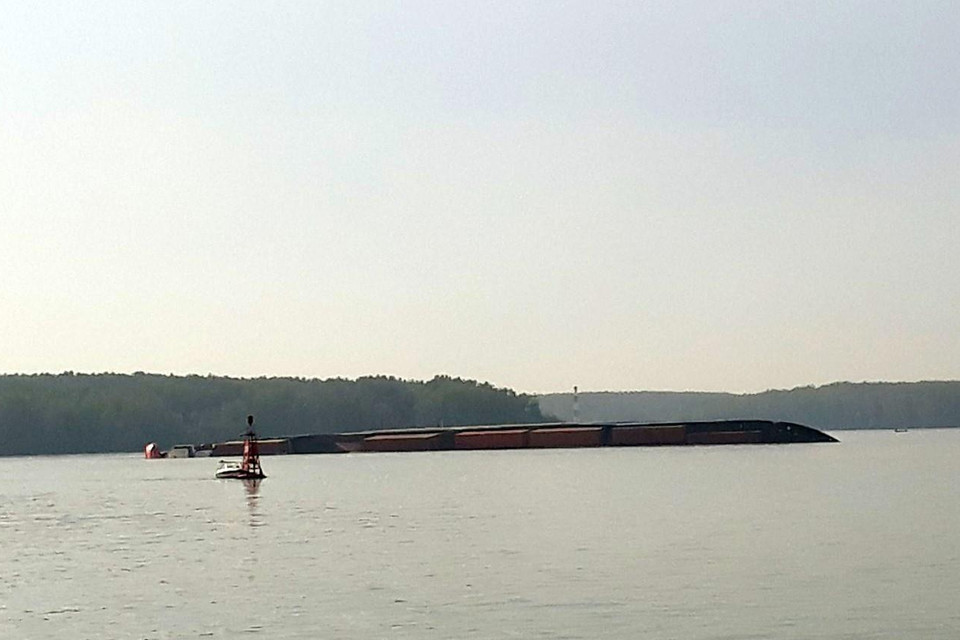 Tàu VIETSUN INTEGRITY tải trọng 8.000 tấn, chở theo khoảng 290 container bị chìm trên sông Lòng Tàu. (Ảnh: TTXVN phát)