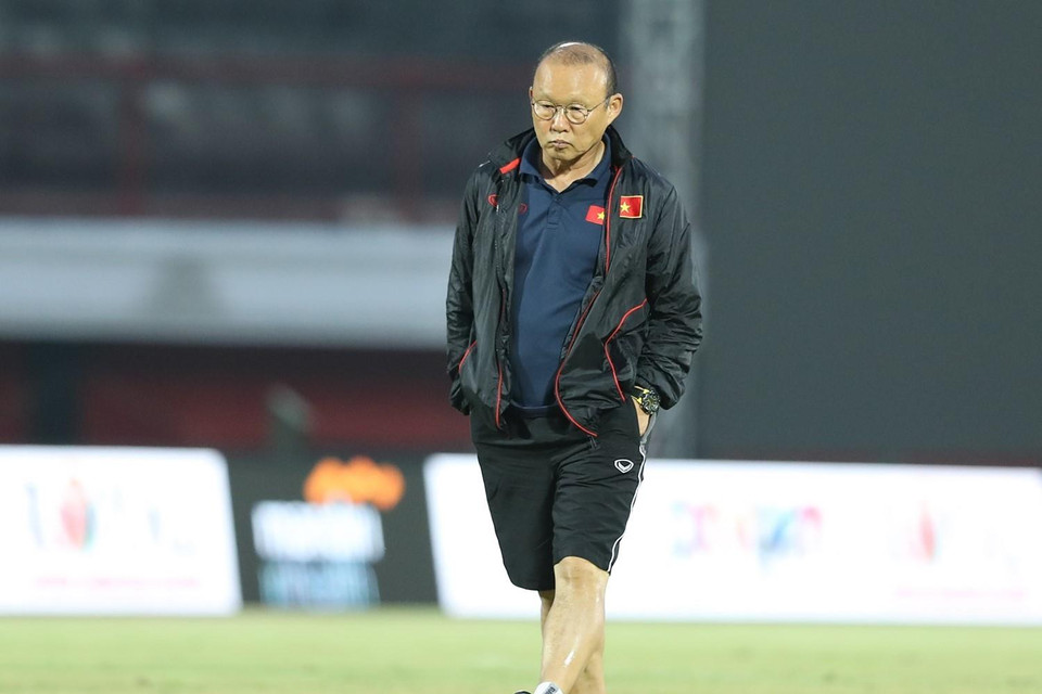 Huấn luyện viên Park Hang Seo sẽ phải có những tính toán hợp lý khi các học trò làm khách trên sân Indonesia. (Ảnh: Hoàng Linh/TTXVN)