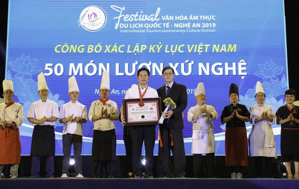 Ban tổ chức trao bằng xác lập kỷ lục Việt Nam 50 món lươn xứ Nghệ. (Ảnh: Bích Huệ/TTXVN)