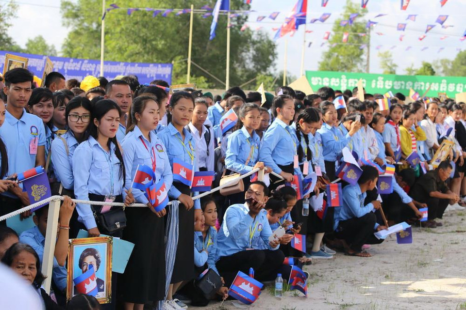 Đông đảo các em học sinh đến tham dự buổi lễ. (Ảnh: PV/TTXVN)