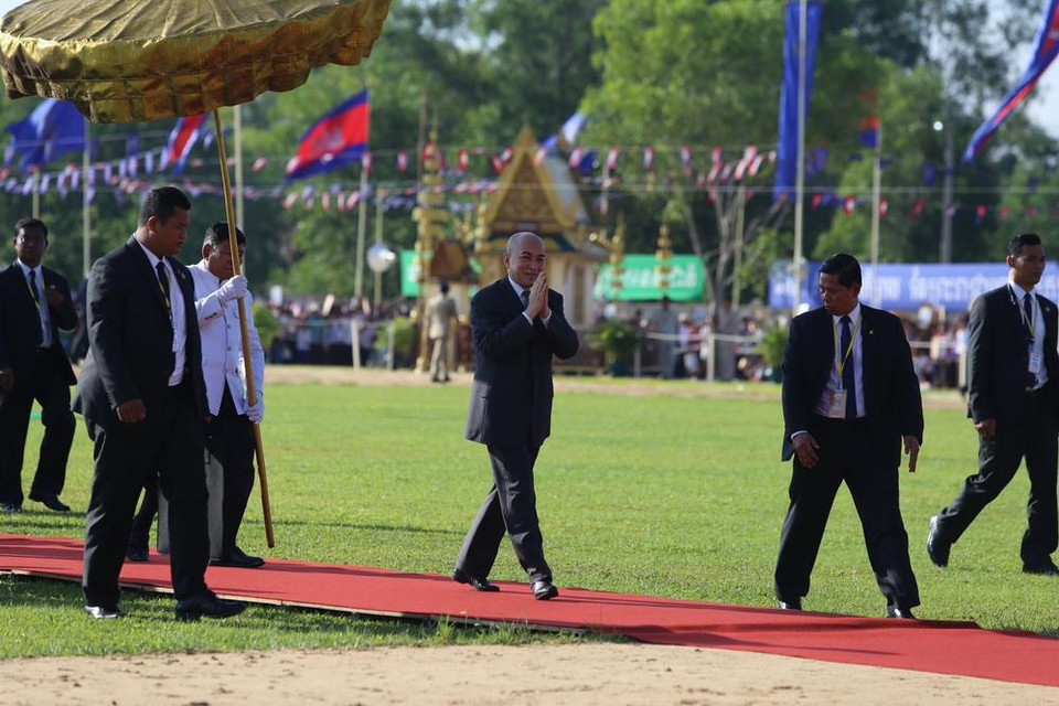 Quốc vương Norodom Sihamoni chào mừng người dân đến tham dự buổi lễ. (Ảnh: PV/TTXVN)