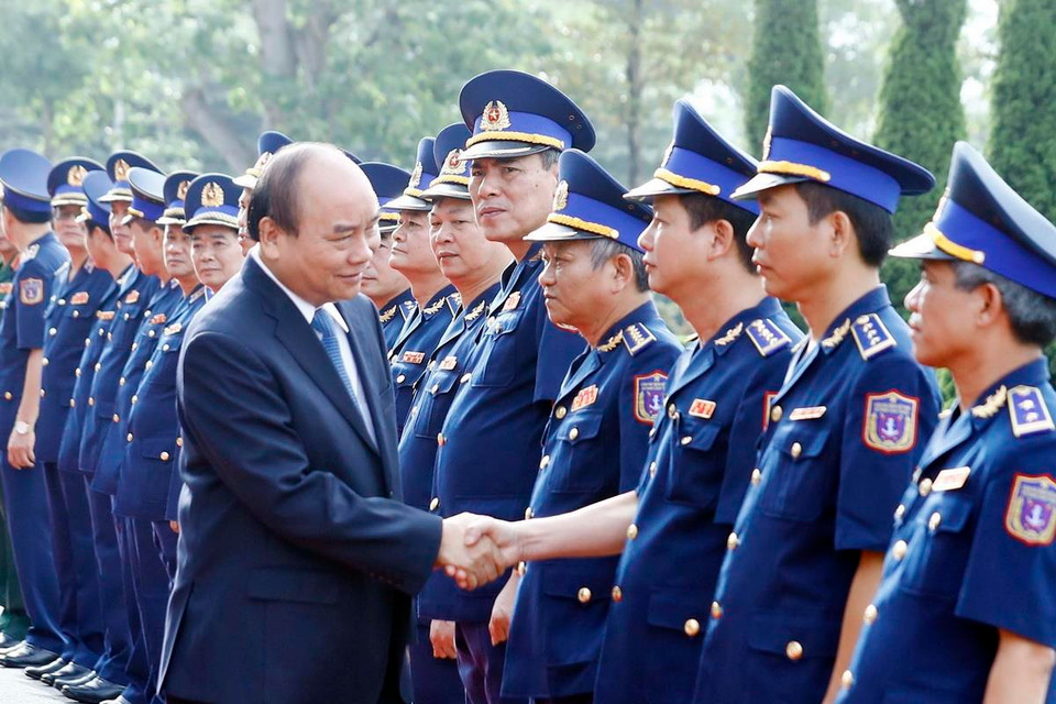 Thủ tướng Nguyễn Xuân Phúc với các sỹ quan chủ chốt của Bộ Tư lệnh Cảnh sát biển Việt Nam. (Ảnh: Thống Nhất/TTXVN)