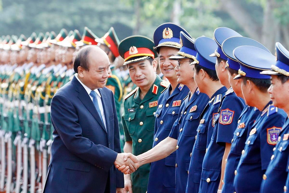 Thủ tướng Nguyễn Xuân Phúc với các sỹ quan chủ chốt của Bộ Tư lệnh Cảnh sát biển Việt Nam. (Ảnh: Thống Nhất/TTXVN)