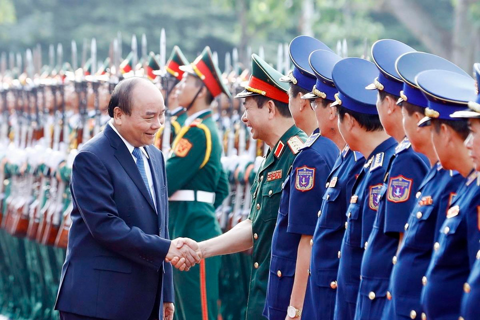 Thủ tướng Nguyễn Xuân Phúc với Thượng tướng Phan Văn Giang, Ủy viên Trung ương Đảng, Tổng Tham mưu trưởng Quân đội Nhân dân Việt Nam, Thứ trưởng Bộ Quốc phòng. (Ảnh: Thống Nhất/TTXVN)