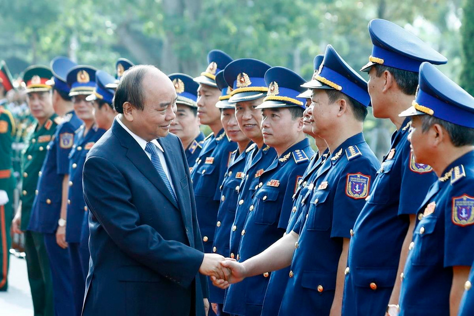 Thủ tướng Nguyễn Xuân Phúc với các sỹ quan chủ chốt của Bộ Tư lệnh Cảnh sát biển Việt Nam. (Ảnh: Thống Nhất/TTXVN)