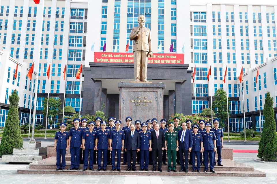 Trong ảnh: Thủ tướng Nguyễn Xuân Phúc với các sỹ quan chủ chốt của Bộ Tư lệnh Cảnh sát biển Việt Nam chụp ảnh chung trước Tượng đài Chủ tịch Hồ Chí Minh. (Ảnh: Thống Nhất/TTXVN)