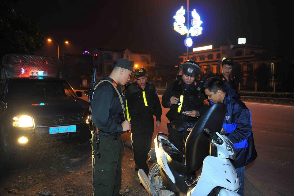 Các chiến sỹ Phòng Cảnh sát cơ động – Công an tỉnh Ninh Bình chuẩn bị trước khi tuần tra đêm, trong dịp Đại lễ Phật đản Liên hợp quốc-Vesak 2019. Ảnh: Minh Đức – TTXVN