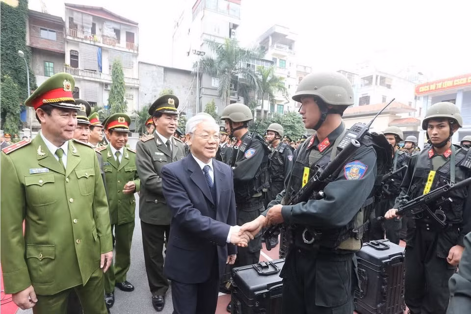 Tổng Bí thư Nguyễn Phú Trọng đến thăm và kiểm tra công tác sẵn sàng chiến đấu của Bộ Tư lệnh cảnh sát cơ động thuộc Bộ Công an. (Ảnh: Trí Dũng/TTXVN)