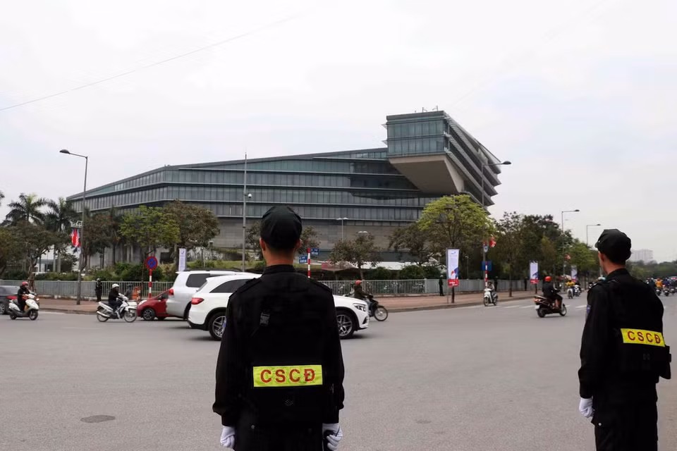 Lực lượng cảnh sát cơ động bảo vệ xung quanh khu vực Khách sạn JW Marriott, nơi ở của Tổng thống Trump và đoàn Mỹ tham dự Hội nghị Thượng đỉnh Mỹ-Triều Tiên lần 2 vào ngày 27-28/2 vừa qua. (Ảnh: Văn Điệp/TTXVN)
