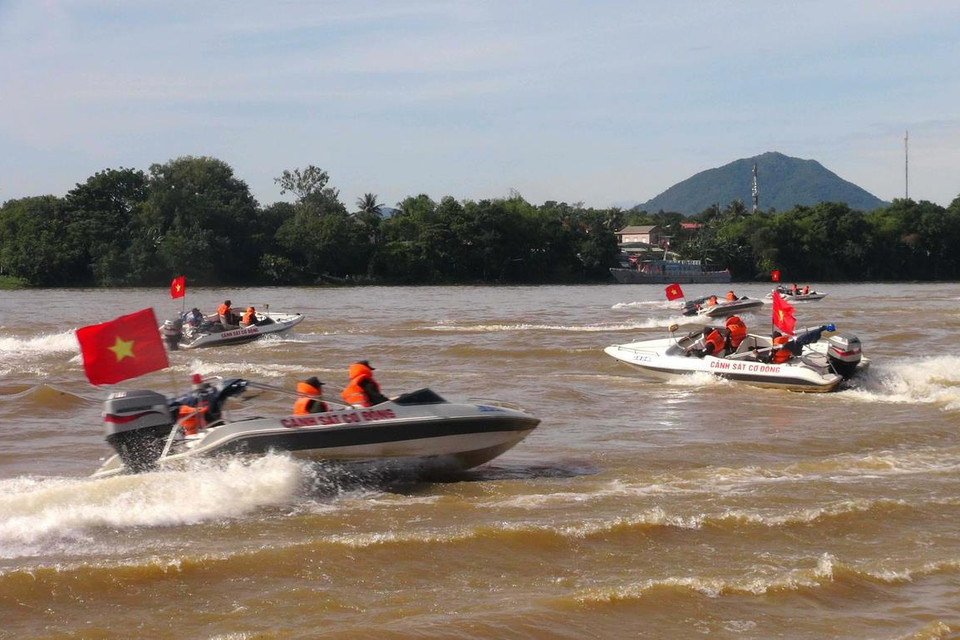 Bộ Tư lệnh Cảnh sát cơ động phối hợp với Công an tỉnh Thừa Thiên-Huế tổ chức diễn tập phòng, chống thiên tai, bão, lũ, tìm kiếm, cứu nạn và đảm bảo an ninh trật tự tại địa bàn tỉnh năm 2015. (Ảnh: Tường Vi/TTXVN)