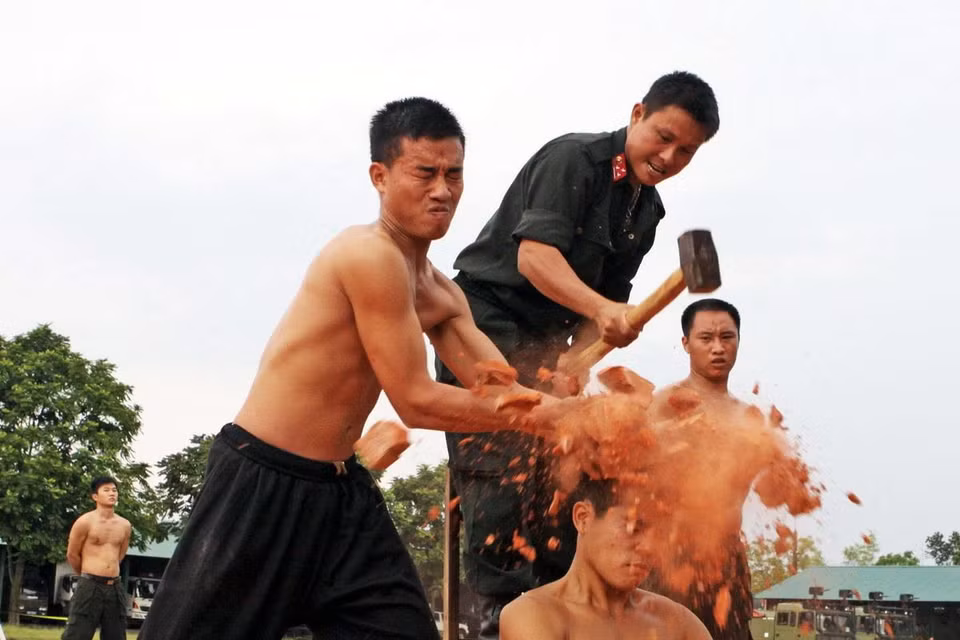 Chiến sỹ Đội đặc nhiệm Trung đoàn Cảnh sát cơ động Đông Bắc Bộ rèn luyện các bài tập khí công, sẵn sàng đáp ứng yêu cầu nhiệm vụ. (Ảnh: Quang Hải/TTXVN)