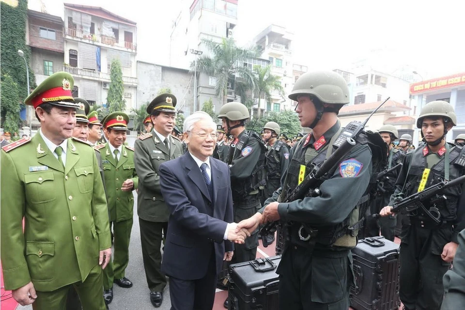 Tổng Bí thư Nguyễn Phú Trọng đến thăm và kiểm tra công tác sẵn sàng chiến đấu của Bộ Tư lệnh cảnh sát cơ động thuộc Bộ Công an. (Ảnh: Trí Dũng/TTXVN)