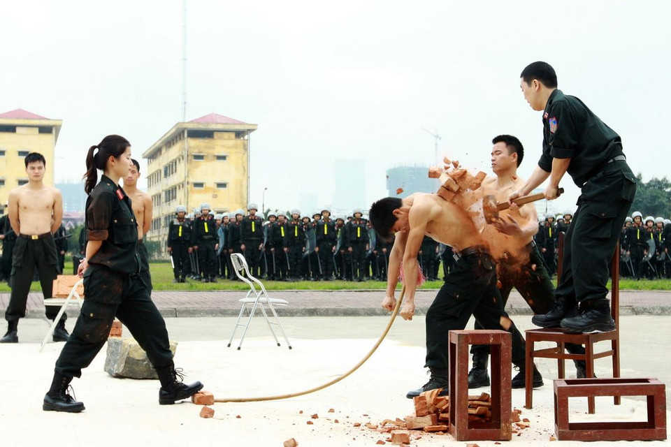 Màn trình diễn Ngự thiết công của chiến sỹ Trung đoàn Cảnh sát cơ động Đông Bắc Bộ. (Ảnh: Doãn Tấn/TTXVN)