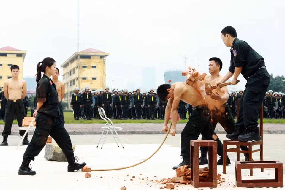 Màn trình diễn Ngự thiết công của chiến sỹ Trung đoàn Cảnh sát cơ động Đông Bắc Bộ. (Ảnh: Doãn Tấn/TTXVN)