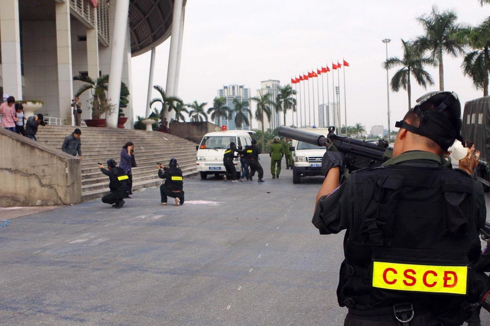 Lực lượng Cảnh sát cơ động Hà Nội diễn tập giải thoát các con tin khỏi bọn khủng bố. (Ảnh: Trọng Đức/TTXVN)