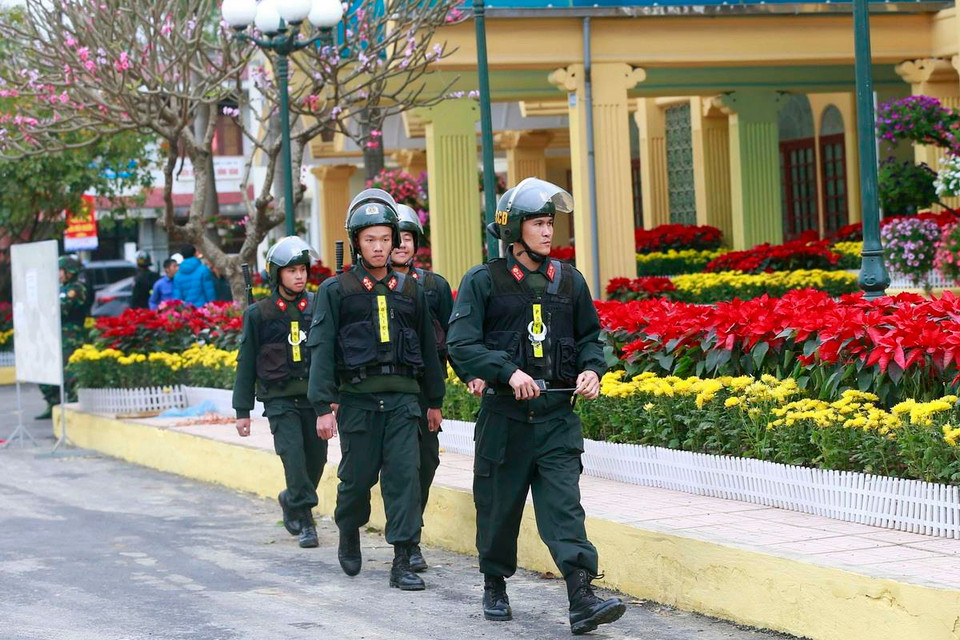  Lực lượng cảnh sát cơ động tuần tra bên ngoài ga Đồng Đăng, tỉnh Lạng Sơn, địa điểm đầu tiên Chủ tịch Triều Tiên Kim Jong-un và đoàn Triều Tiên tới Việt Nam tham dự Hội nghị Thượng đỉnh Mỹ-Triều Tiên lần 2 và thăm cấp Nhà nước Việt Nam vào ngày 25-28/2 vừa qua. (Ảnh: Doãn Tấn/TTXVN)