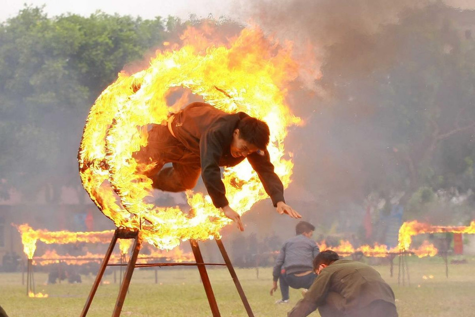 Chiến sỹ Cảnh sát cơ động thuộc Công an Hà Nội luyện tập võ thuật. (Ảnh: Doãn Tấn/TTXVN)