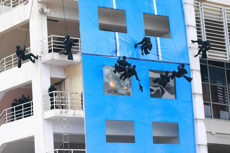 Lực lượng Cảnh sát cơ động diễn tập phương án đu dây tiếp cận khu vực có bọn khủng bố để giải cứu con tin, tại buổi diễn tập phương án bảo vệ Đại hội Đảng toàn quốc lần thứ XII. (Ảnh: Doãn Tấn/TTXVN)