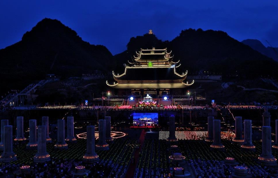 Toàn cảnh Đại lễ hoa đăng cầu nguyện hòa bình thế giới. (Ảnh: Thành Đạt/TTXVN)