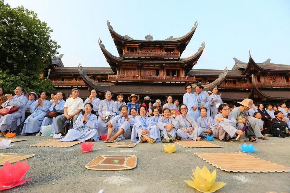 Các tăng ni, Phân tử chuẩn bị sẵn sàng cho Đại lễ hoa đăng cầu nguyện hòa bình thế giới. (Ảnh: Thành Đạt/TTXVN)