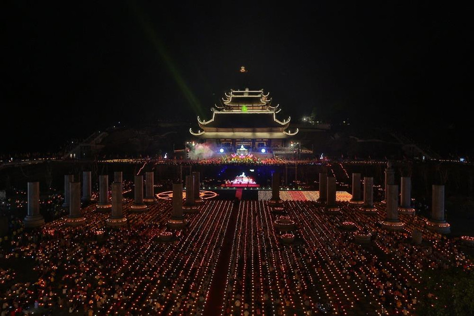 Toàn cảnh Đại lễ hoa đăng cầu nguyện hòa bình thế giới. (Ảnh: Thành Đạt/TTXVN)