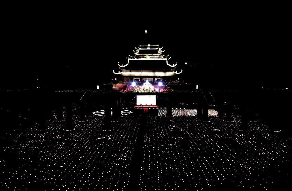 Toàn cảnh Đại lễ hoa đăng cầu nguyện hòa bình thế giới. (Ảnh: Thành Đạt/TTXVN)