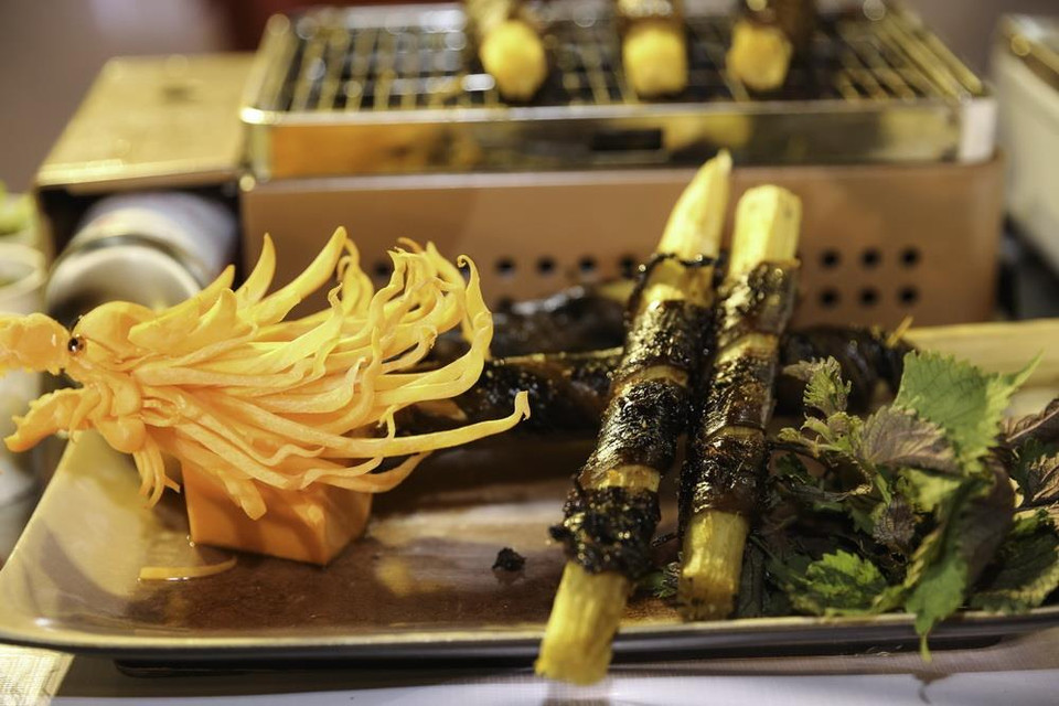 Món lươn mới được các nghệ nhân chế biến. (Ảnh: Bích Huệ/TTXVN)