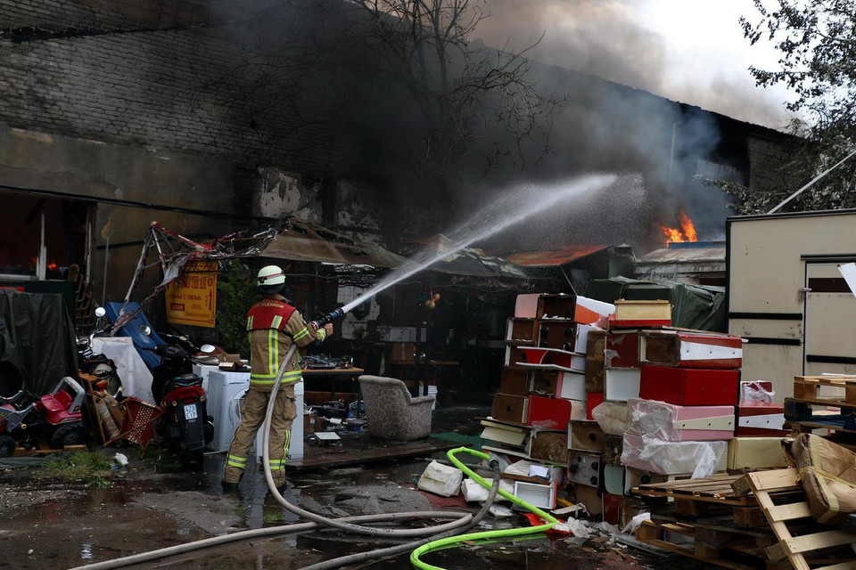 Lực lượng cứu hỏa đang nỗ lực khống chế đám cháy. (Ảnh: Phạm Thắng/TTXVN)