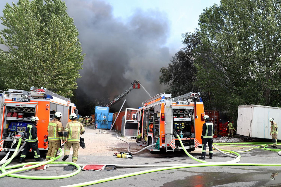 Lực lượng cứu hỏa đang nỗ lực khống chế đám cháy. (Ảnh: Phạm Thắng/TTXVN)