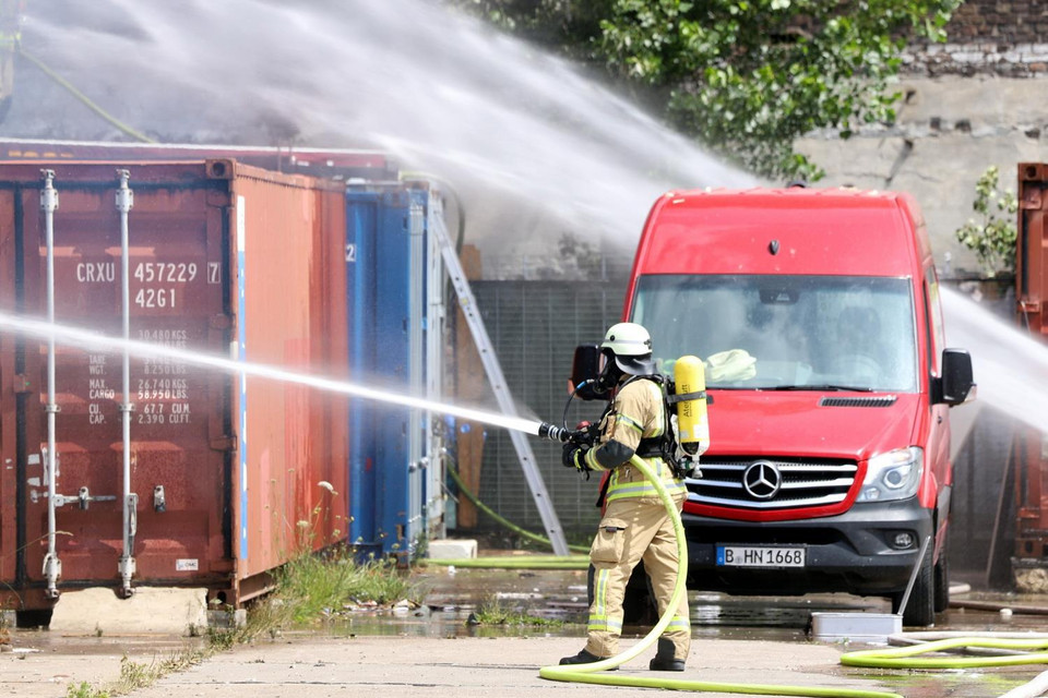 Lực lượng cứu hỏa đang nỗ lực khống chế đám cháy. (Ảnh: Phạm Thắng/TTXVN)