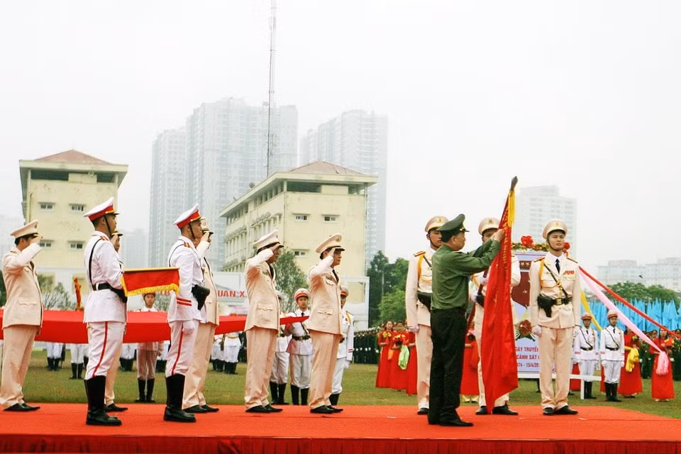  Đại tướng Tô Lâm, Bộ trưởng Bộ Công an, trao tặng Huân chương Quân Công hạng Nhất của Chủ tịch nước cho lực lượng Cảnh sát cơ động tại Lễ kỷ niệm 45 năm Ngày truyền thống. (Ảnh: Nguyễn Dân/TTXVN)