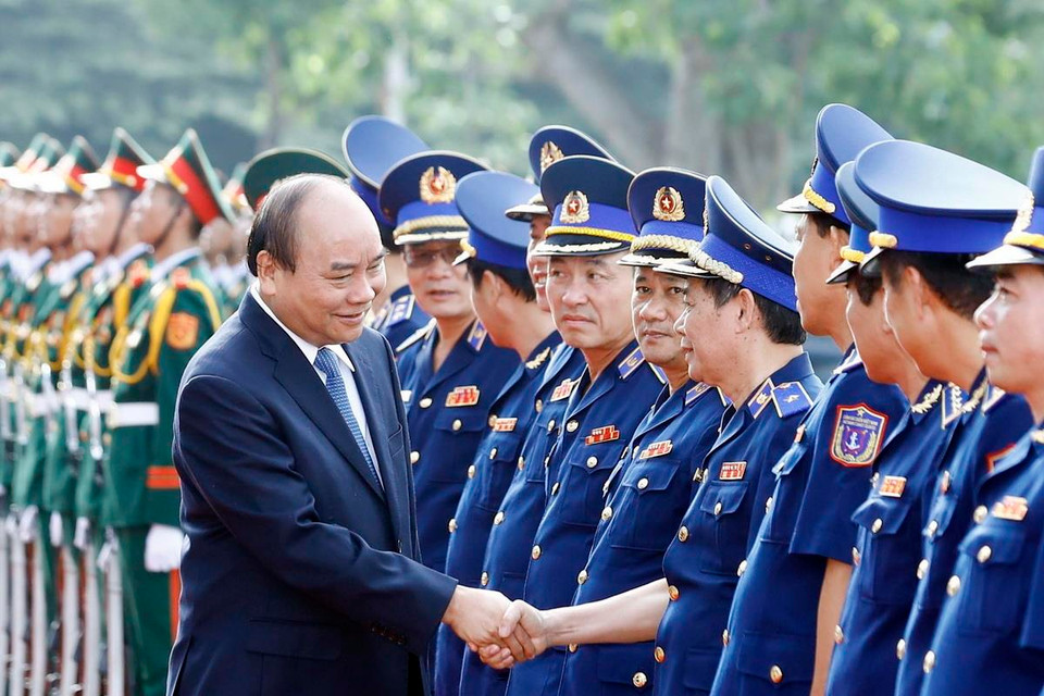 Thủ tướng Nguyễn Xuân Phúc với các sỹ quan chủ chốt của Bộ Tư lệnh Cảnh sát biển Việt Nam. (Ảnh: Thống Nhất/TTXVN)