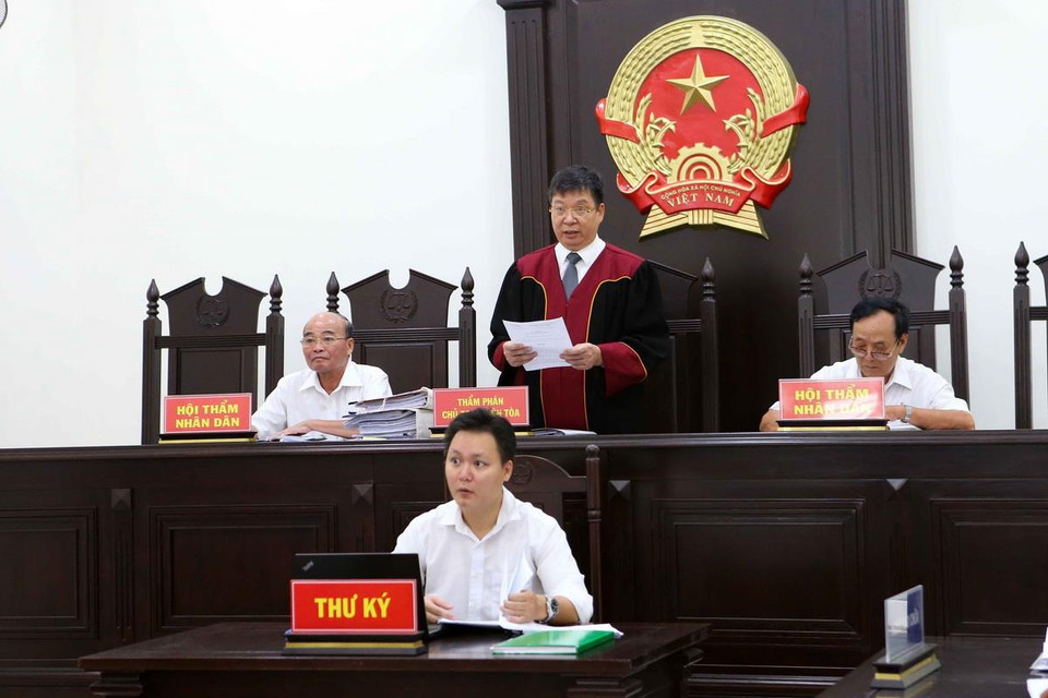 Hội đồng xét xử phiên tòa sơ thẩm. (Ảnh: Doãn Tấn/TTXVN)
