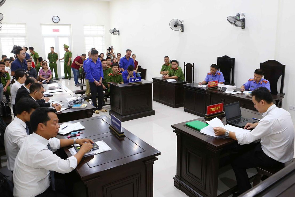 Bị cáo Nguyễn Kim Hưng (tức Hưng “kính,” sinh năm 1963 tại quận Hoàn Kiếm, Hà Nội, và đồng phạm tại phiên tòa. (Ảnh: Doãn Tấn/TTXVN)