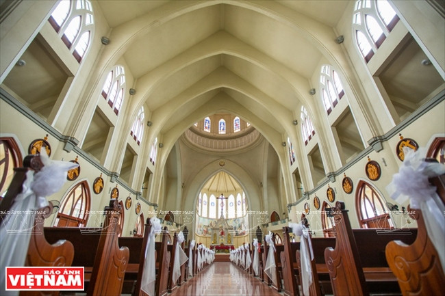 Không gian kiến trúc đặc trưng trong thánh đường nhà thờ Phú Cường. (Ảnh: Nguyễn Luân/Báo Ảnh Việt Nam)