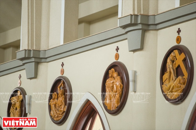 Những bức phù điêu về quá trình chúa Jesus chịu nạn. (Ảnh: Nguyễn Luân/Báo Ảnh Việt Nam)