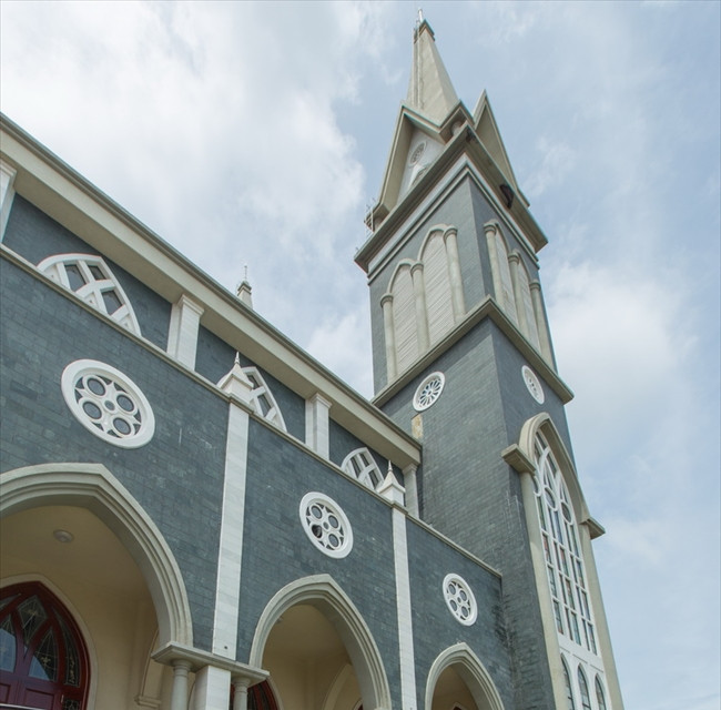 Tiểu cảnh bên hông nhà thờ Phú Cường. (Ảnh: Nguyễn Luân/Báo Ảnh Việt Nam)