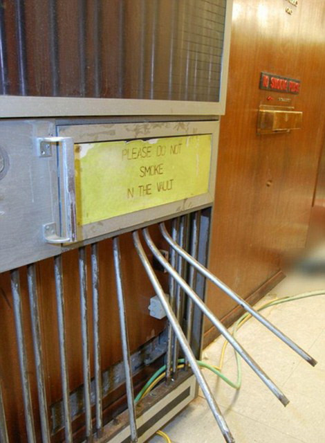 Cánh cửa vào tầng hầm bị phá. (Nguồn: dailymail.co.uk)