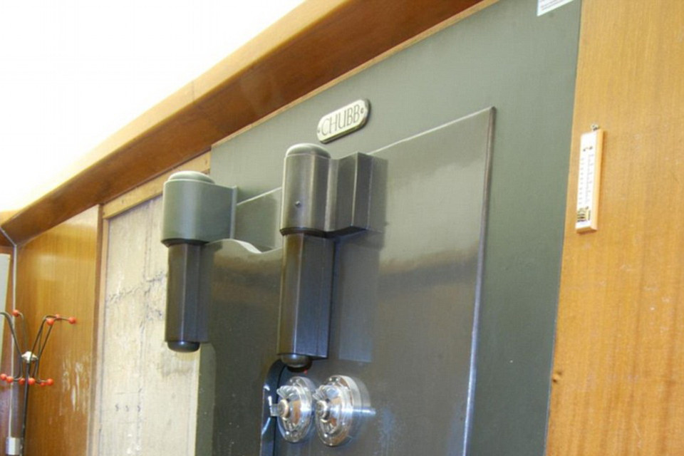 Cửa hầm an toàn mà bọn trộm đã mở được khóa. (Nguồn: dailymail.co.uk)