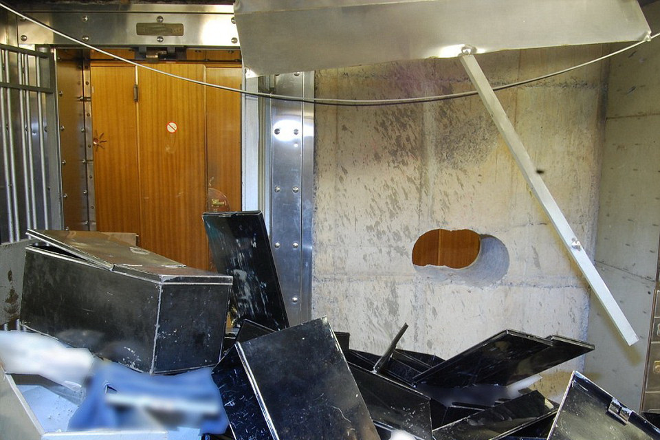 Những hộp đựng tài sản vứt chỏng chơ trên sàn hầm chứa. (Nguồn: dailymail.co.uk)