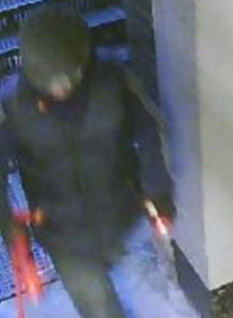 Hình ảnh một trong số ba nghi phạm thu được từ máy quay an ninh. Trên tay nghi phạm là các vật dụng phục vụ cho vụ trộm. (Nguồn: dailymail.co.uk)