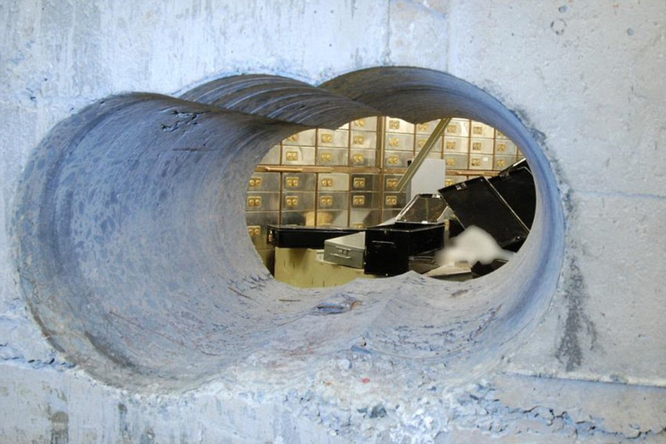 Lỗ hổng trên tường trong vụ trộm tại Hatton Garden. (Nguồn: dailymail.co.uk)