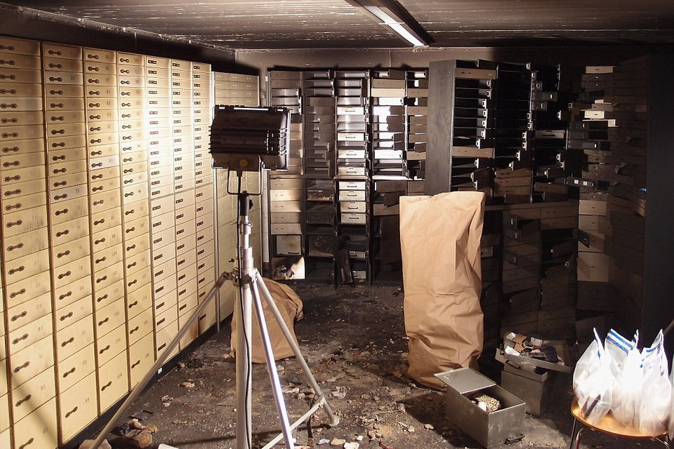 Trong vụ trộm ngân hàng Volksbank ở Berlin, nhóm trộm đã lấy đi số vàng bạc và kim cương trị giá 8,3 triệu bảng Anh. (Nguồn: dailymail.co.uk)