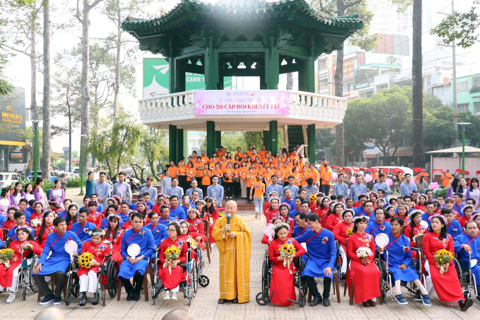 Nghi lễ chụp ảnh chung tại Công viên Hòa Bình của các cặp vợ chồng khuyết tật có hoàn cảnh khó khăn. (Ảnh: Xuân Khu/ TTXVN)