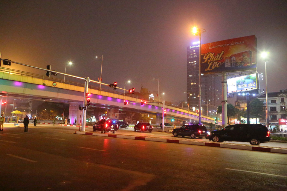 Đoàn xe đón Tổng thống Donald Trump đi qua cầu vượt Trần Duy Hưng, Hà Nội. (Ảnh: Thành Đạt/TTXVN)